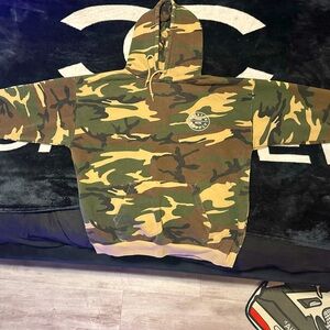 CAMOUFLAGE BRIXTON SUPPLY HOODIE. war torn/dingy look